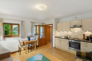 Fridge, oven, stovetop, coffee/tea maker