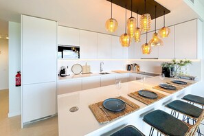 Frigorifero, microonde, forno, piano cottura