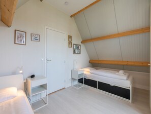 3 sovrum, skrivbord och internet