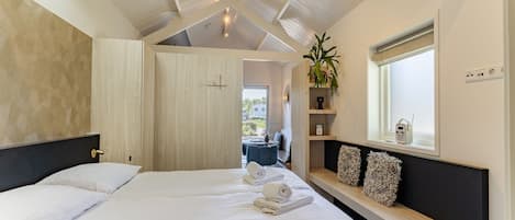 1 bedroom, desk, Internet