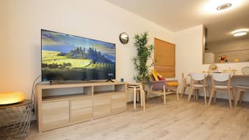 Comfort Villa | Living area | Flat-screen TV, Netflix, Hulu, streaming services