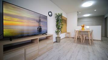 Comfort Villa | Living area | Flat-screen TV, Netflix, Hulu, streaming services