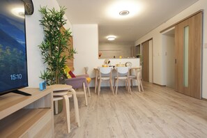 Comfort Villa | Living area | Flat-screen TV, Netflix, Hulu, streaming services