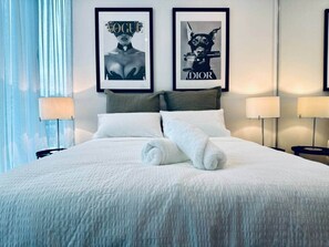 3 bedrooms, iron/ironing board, WiFi, bed sheets - Stylish Southbank apartment + Free Parking x2 (Southbank)