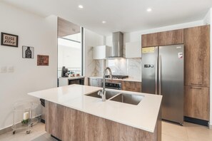 Kühlschrank, Mikrowelle, Ofen, Wasserkocher mit Kaffee-/Teezubehör