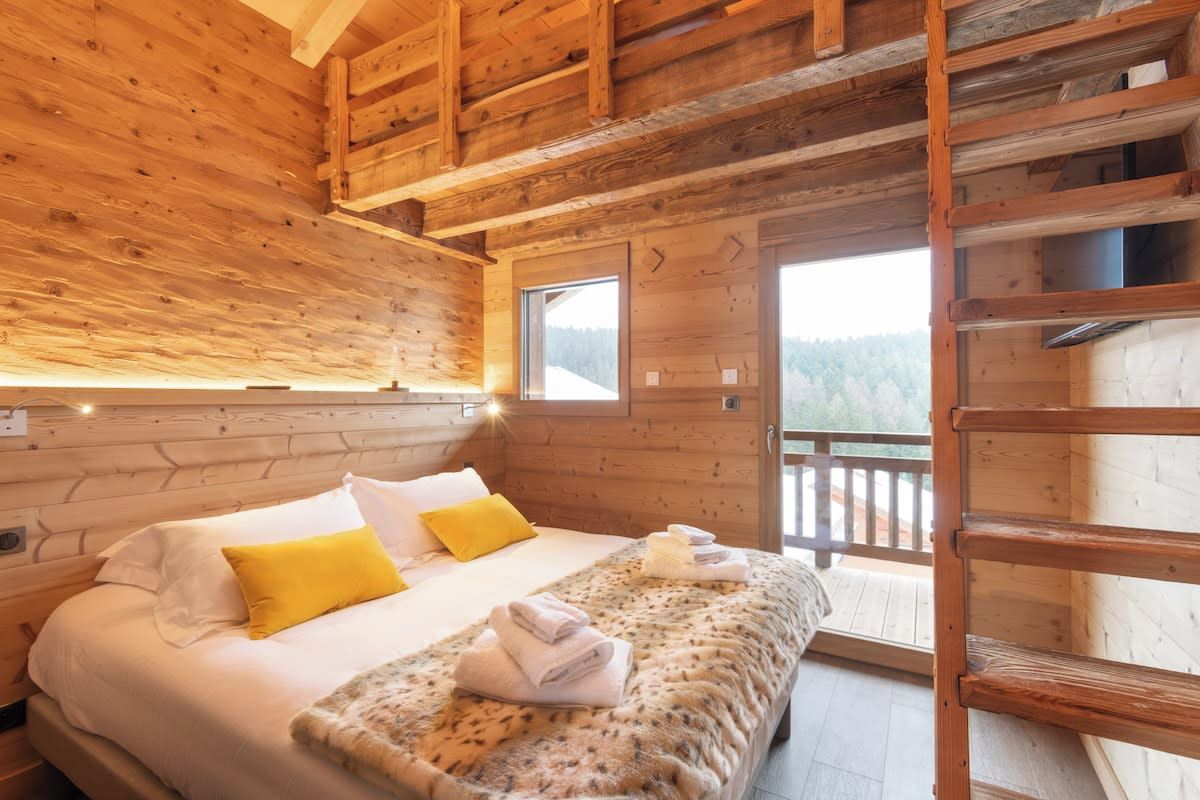 5 bedrooms, iron/ironing board, WiFi, bed sheets