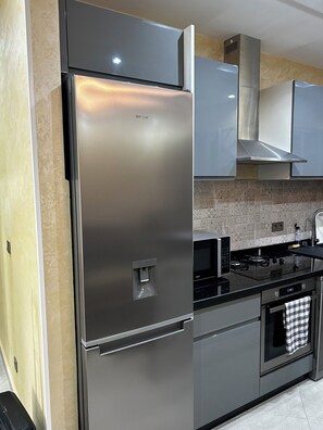 Kjøleskap, mikrobølgeovn, ovn og kokeplater