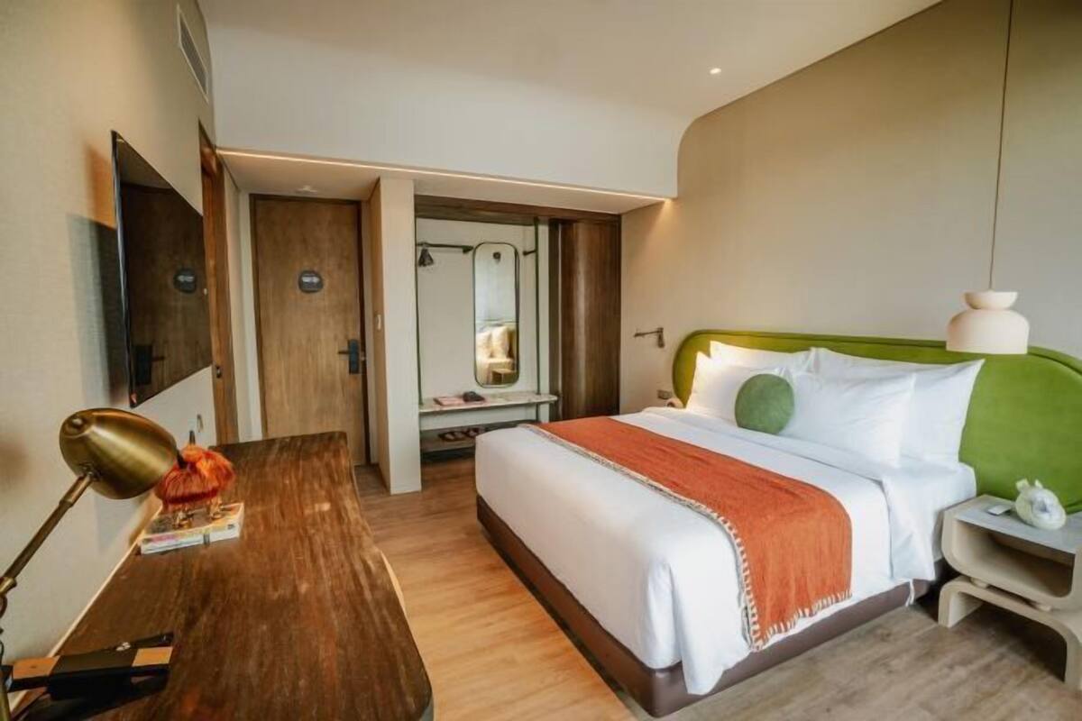 Minibar, caja de seguridad en la habitación y escritorio 