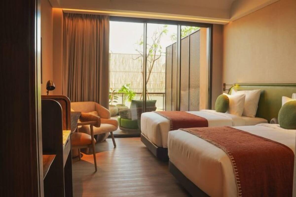Minibar, brankas, meja kerja, dan setrika/meja setrika