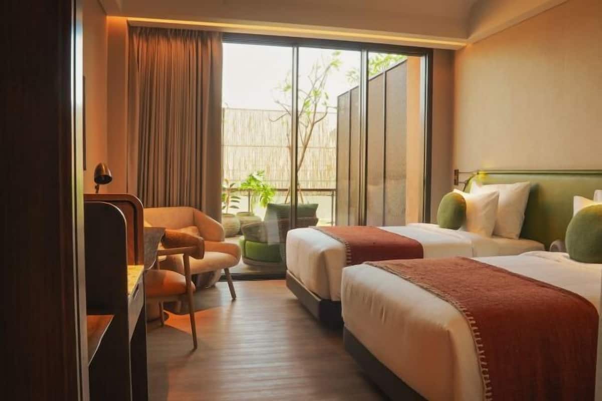 1 dormitorio, minibar, caja fuerte y escritorio