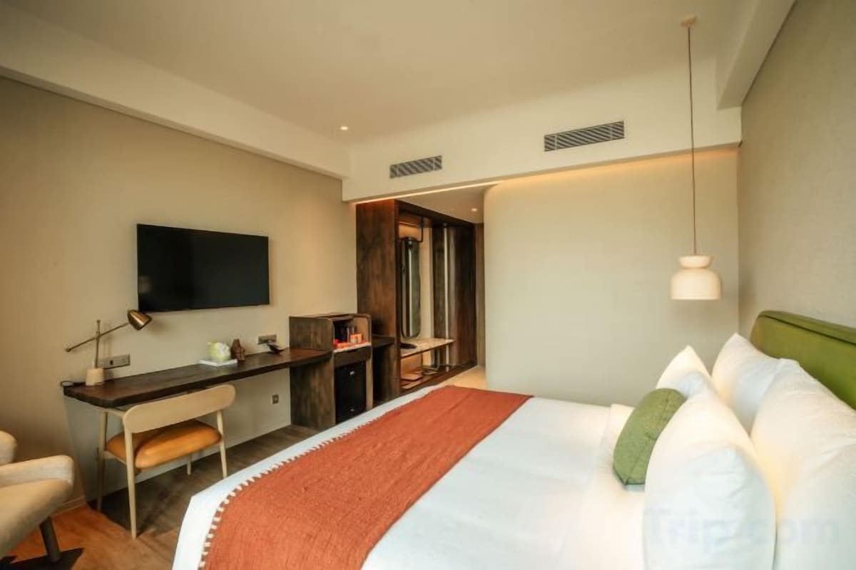 Minibar, in-room safe, desk, iron/ironing board