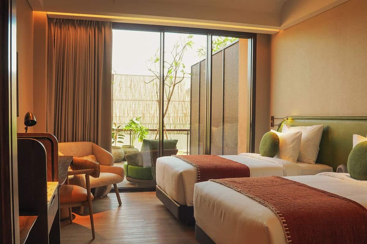 Minibar, brankas, meja kerja, dan setrika/meja setrika