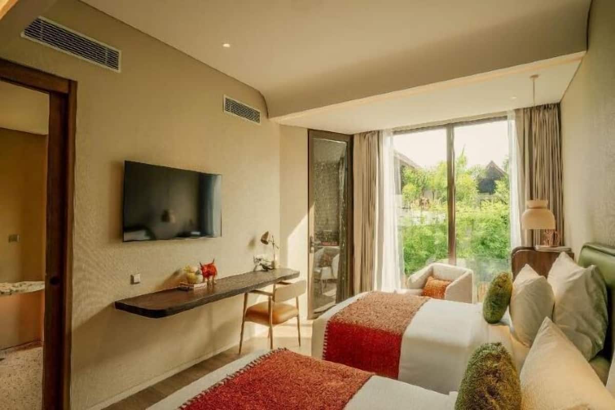 Minibar, brankas, meja kerja, dan setrika/meja setrika
