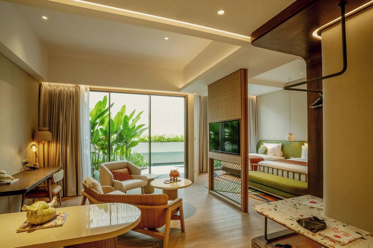 Suite Keluarga, pemandangan laguna | Minibar, brankas, meja kerja, dan setrika/meja setrika
