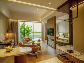 Imagi Suite Lagoon | Minibar, in-room safe, desk, iron/ironing board