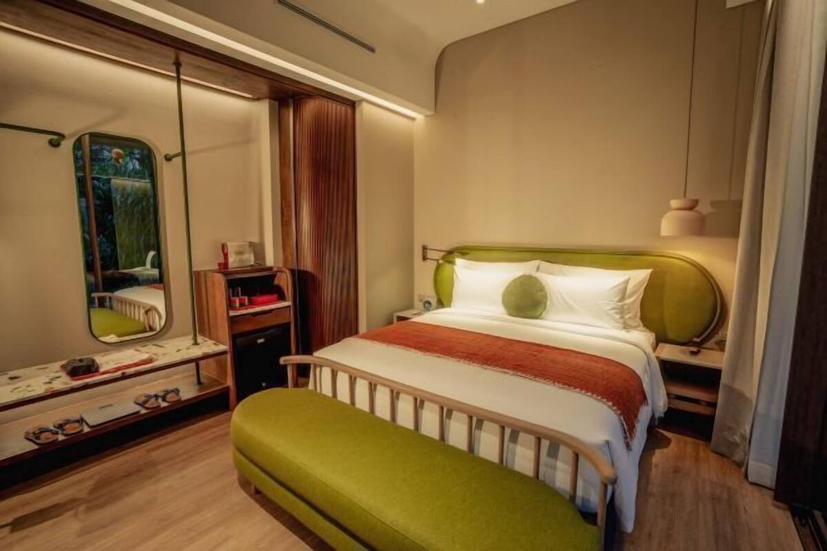 Minibar, brankas, meja kerja, dan setrika/meja setrika