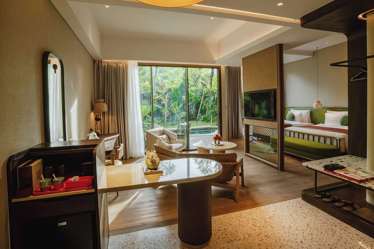Studio Suite Keluarga, pemandangan kolam renang | Minibar, brankas, meja kerja, dan setrika/meja setrika