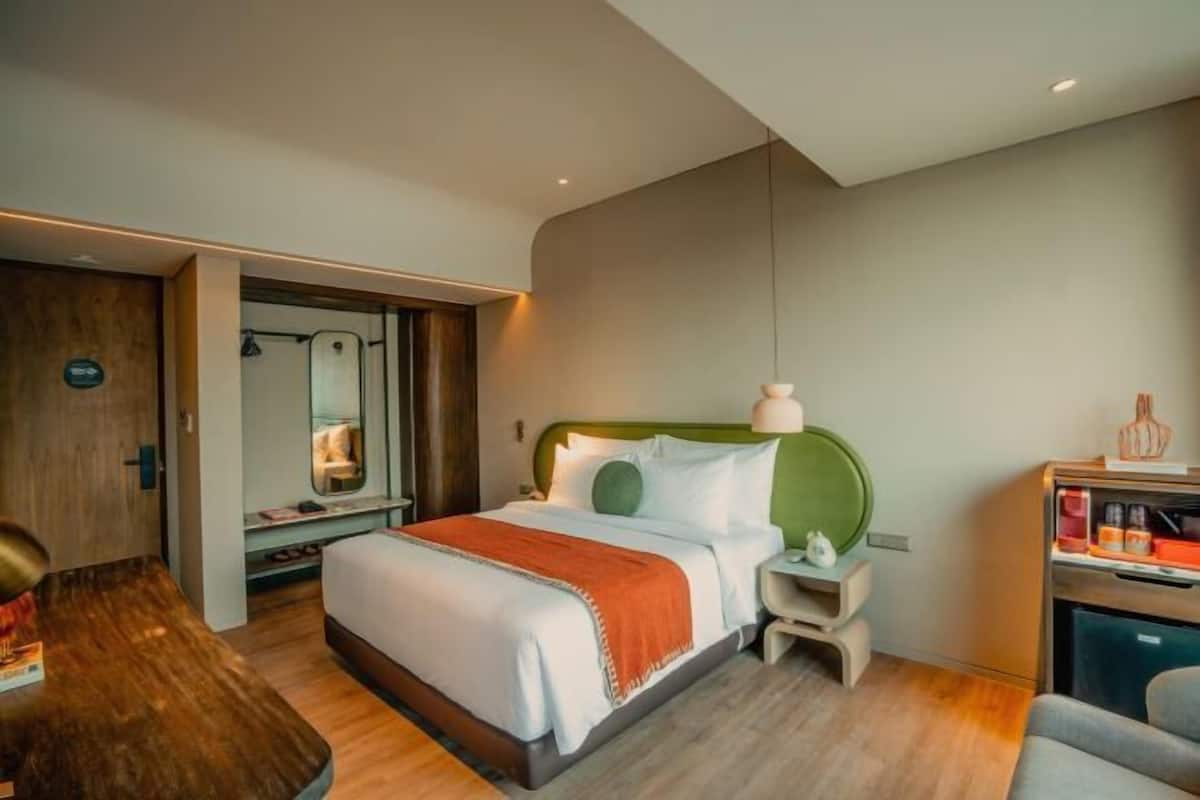1 dormitorio, minibar, caja fuerte y escritorio