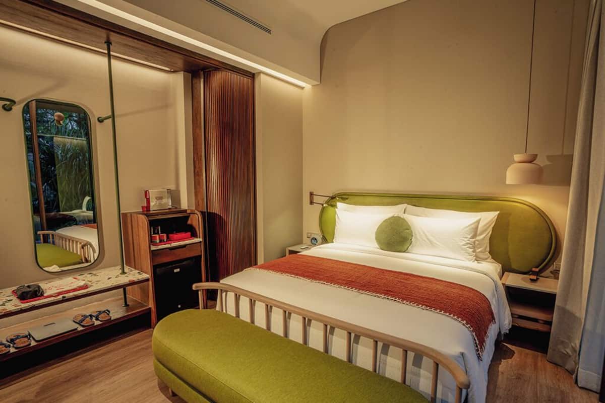 Studio Superior | Minibar, brankas, meja kerja, dan setrika/meja setrika