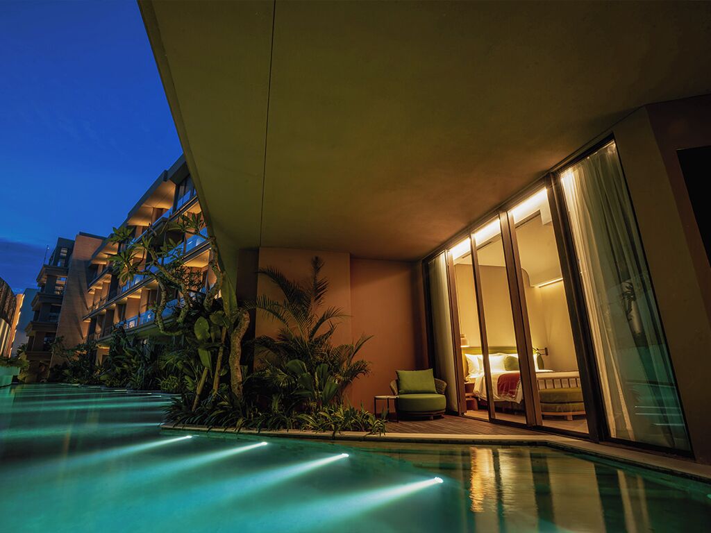 Minibar, in-room safe, desk, iron/ironing board