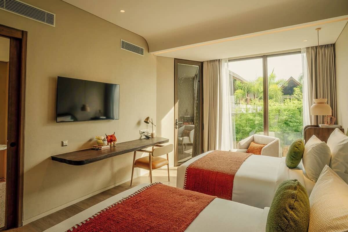 Minibar, brankas, meja kerja, dan setrika/meja setrika