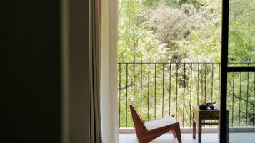 Comfort-dobbeltværelse - balkon - bakkeudsigt | Terrasse/gårdhave