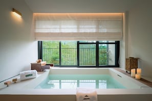 Secadora de cabello, pantuflas, toallas, jabón