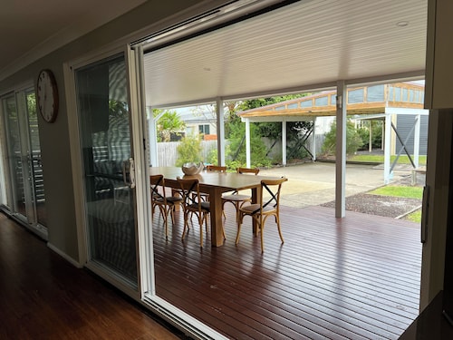 Swansea Sands- Modern Family home close to the lake