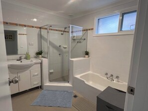 Dusche, Haartrockner, Handtücher, Seife