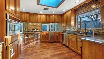 Microondas, horno, placa de cocina, lavavajillas