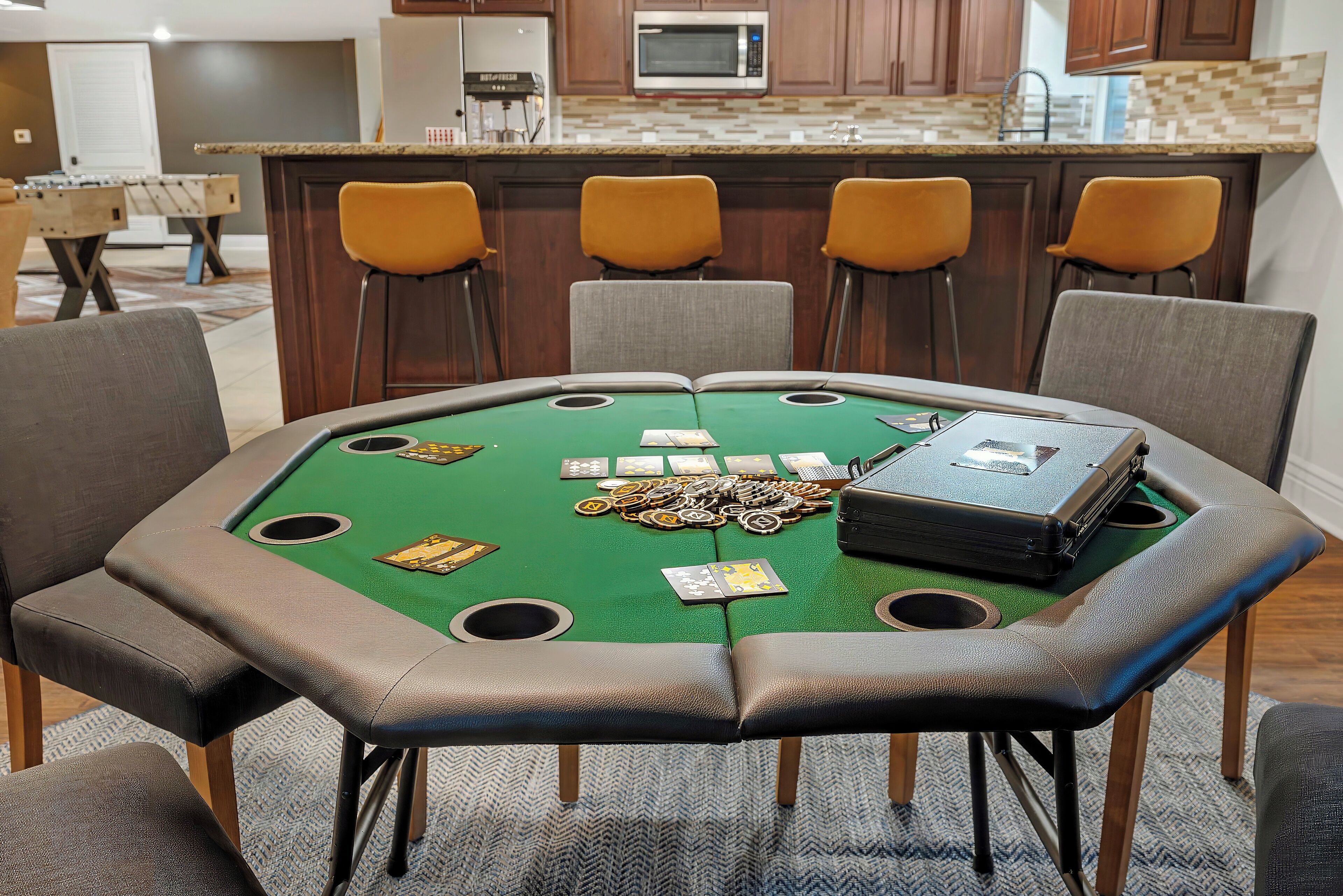 Ein grüner Filz-Blackjack-Tisch mit Chips und Karten, umgeben von Ledersesseln.