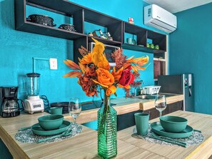 Réfrigérateur, micro-ondes, plaque de cuisson, cafetière/bouilloire