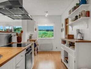 Kylskåp, diskmaskin och grytor/köksredskap