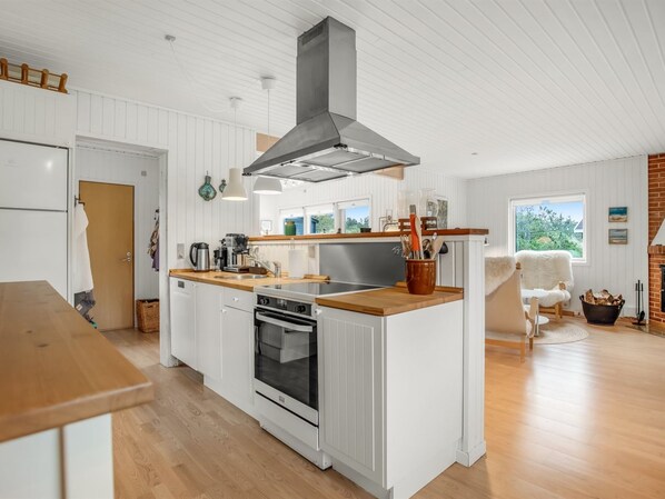 Kylskåp, diskmaskin och grytor/köksredskap