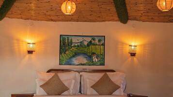 Minibar, desk, laptop workspace, free WiFi