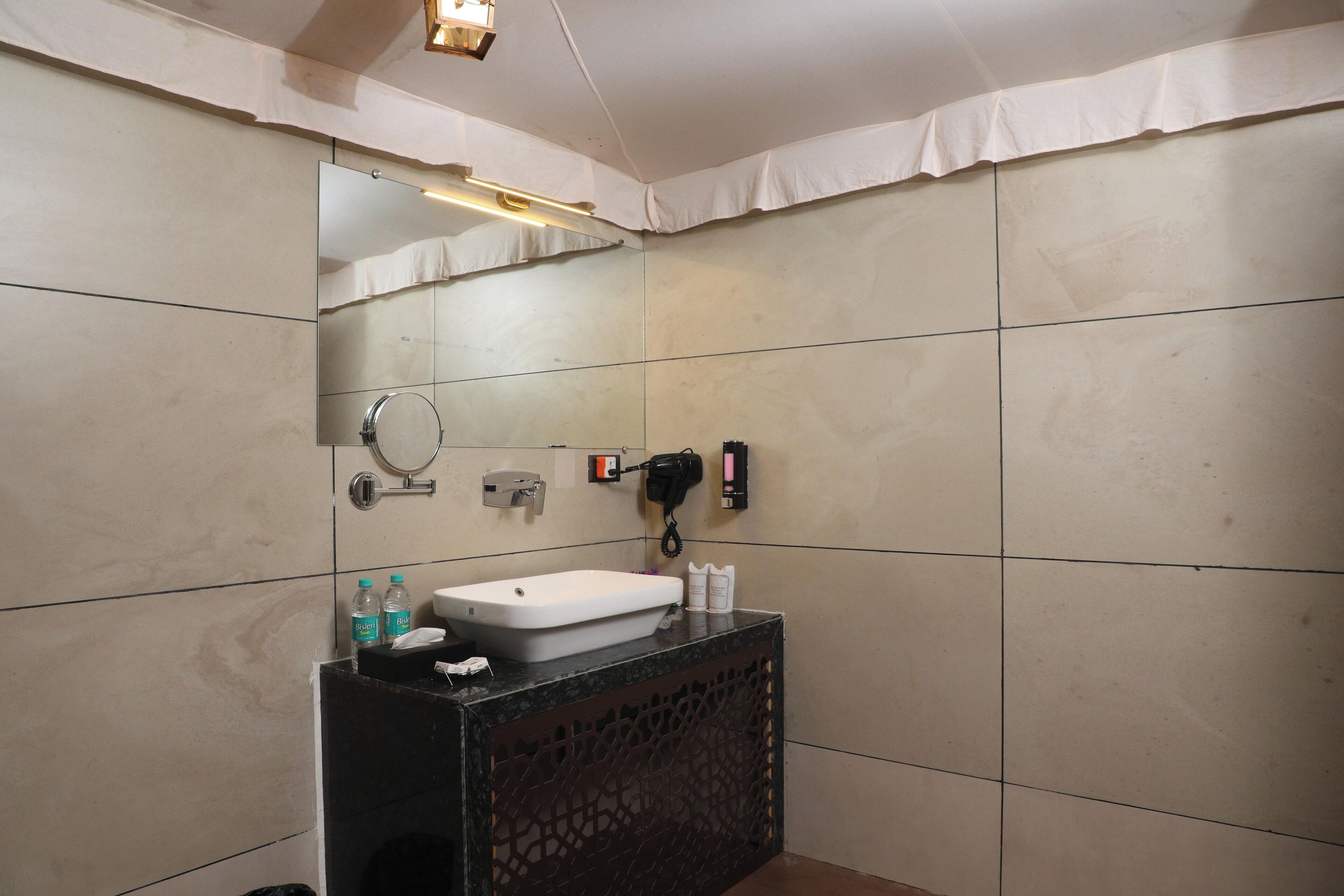 Ein Badezimmer mit Waschbecken, Spiegel, Handtuchhalter und Föhn.