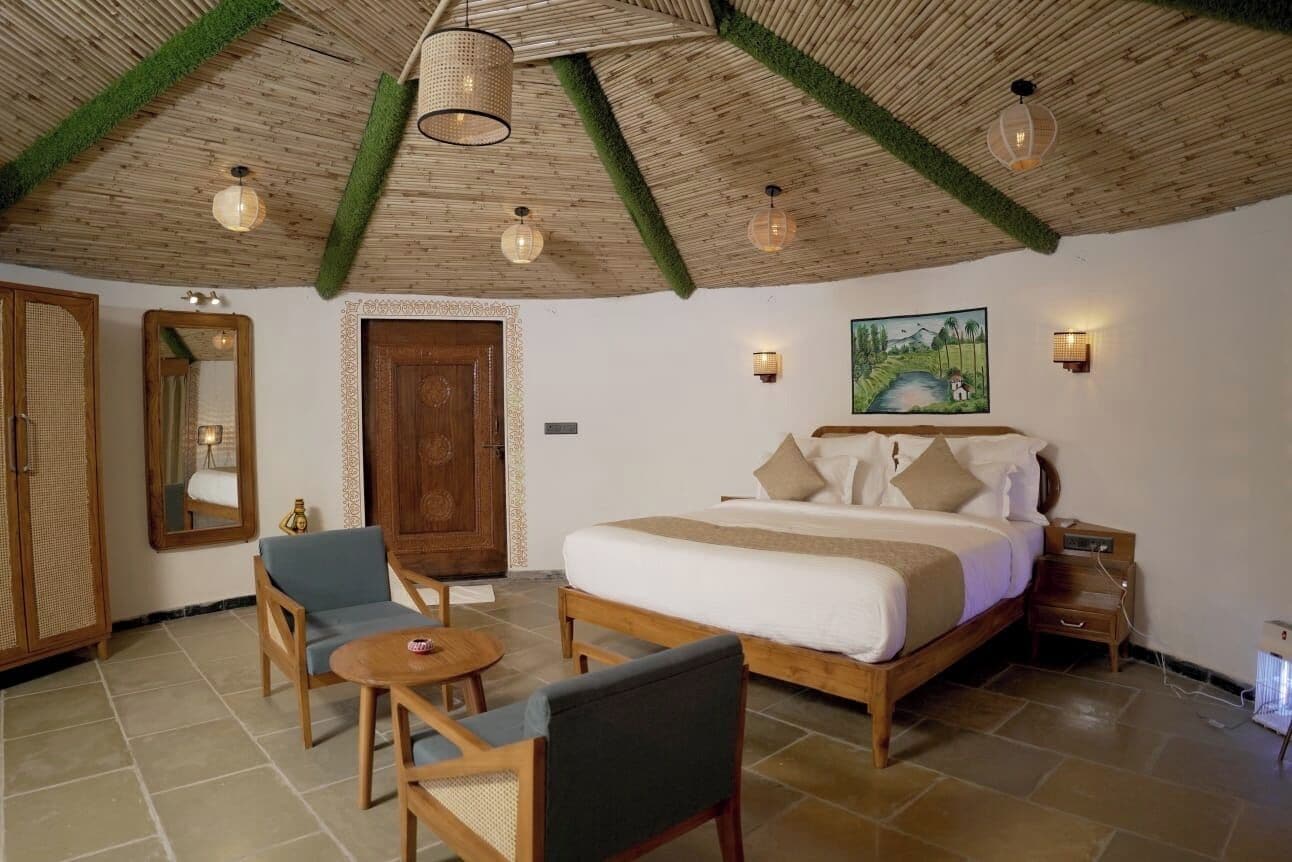 Une chambre à coucher avec un grand lit, des meubles en bois, un plafond agrémenté d’une touche de vert et un tableau au mur.