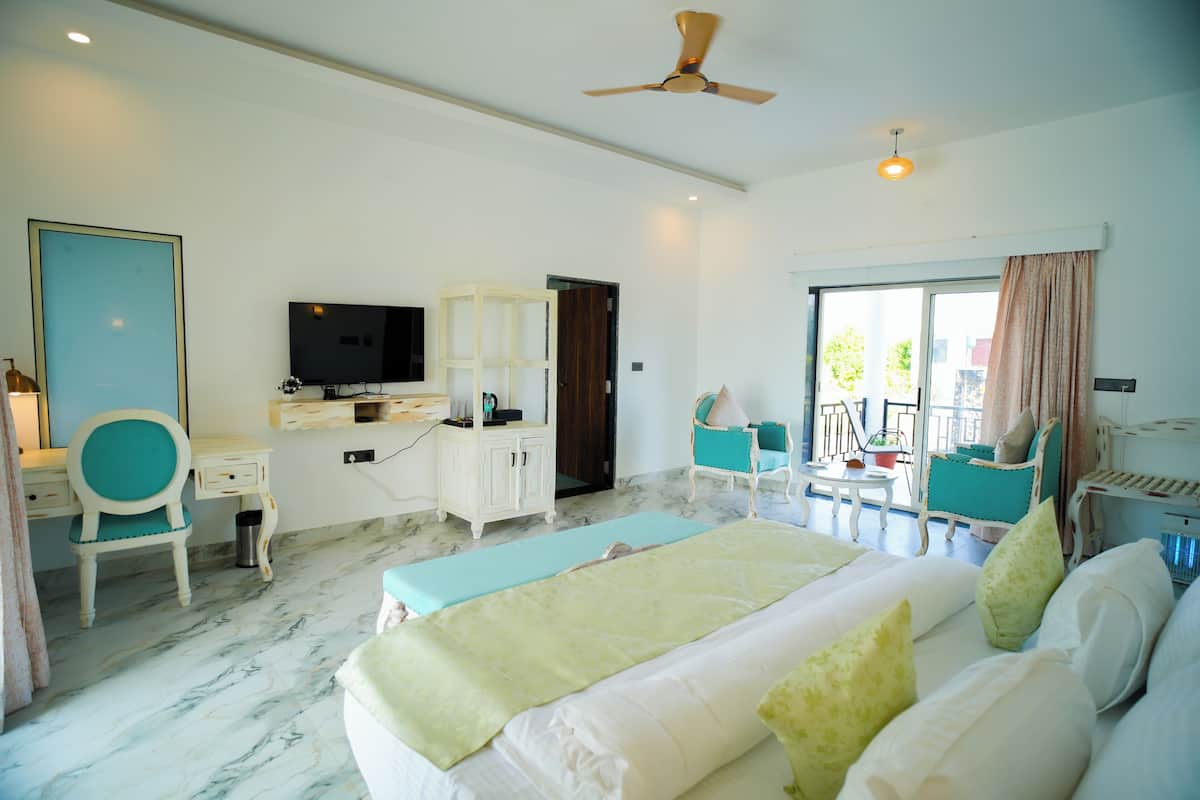 Suite Cottage with Jacuzzi | Minibar, desk, laptop workspace, bed sheets