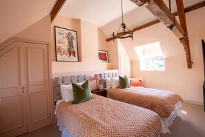 4 Schlafzimmer, Zimmersafe, Schreibtisch, B�ügeleisen/Bügelbrett