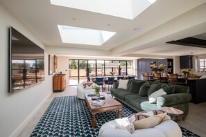 Smart-TV, Bücher, Stereoanlage