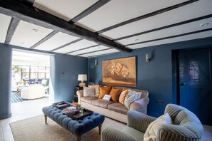 Smart-TV, Bücher, Stereoanlage