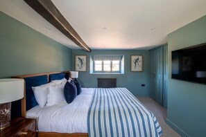 4 bedrooms, in-room safe, desk, iron/ironing board