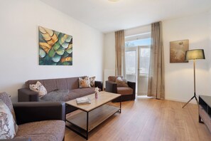 TV - Apartment '2' with Private Terrace, Shared Garden and Wi-Fi (Rathmannsdorf)