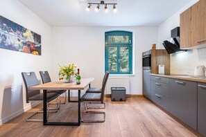 Dining - Apartment 7 with Shared Garden and Wi-Fi (Rathmannsdorf)