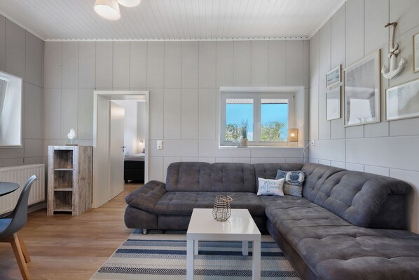 TV - Apartment 'Rechts' with Private Terrace and Private Garden (Wesselburenerkoog)