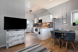 Fridge, microwave, oven, stovetop - Apartment 'Rechts' with Private Terrace and Private Garden (Wesselburenerkoog)