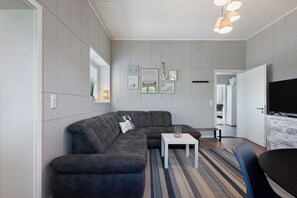 TV - Apartment 'Rechts' with Private Terrace and Private Garden (Wesselburenerkoog)