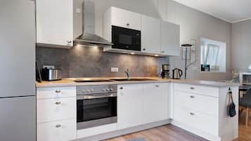 Frigorífico, microondas, horno y placa de cocina