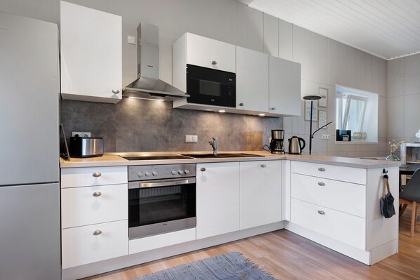 Fridge, microwave, oven, stovetop