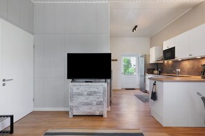 Fridge, microwave, oven, stovetop - Apartment 'Rechts' with Private Terrace and Private Garden (Wesselburenerkoog)